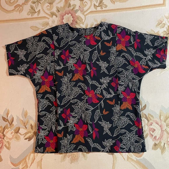 Size 14 vintage floral blouse on a black background. Very cute. - Picture 2 of 9
